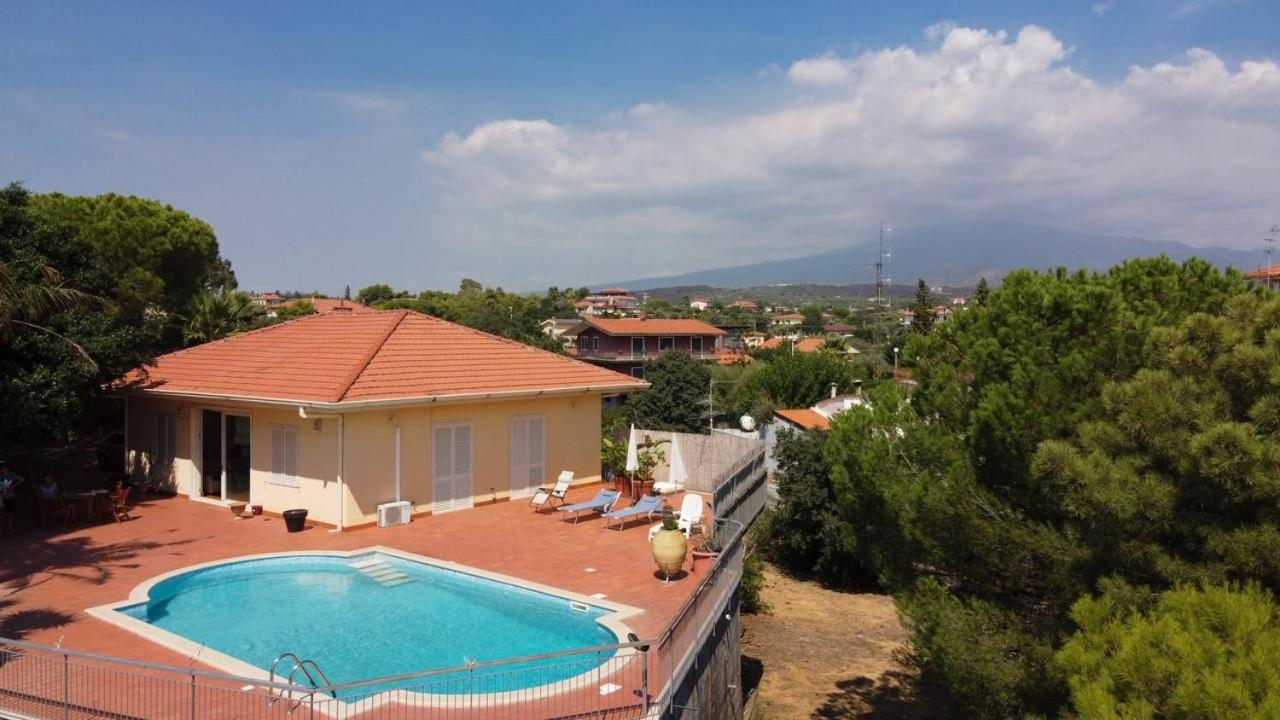 Holiday Flower Villa Panoramica Sul Golfo Di Catania Мистербьянко Экстерьер фото